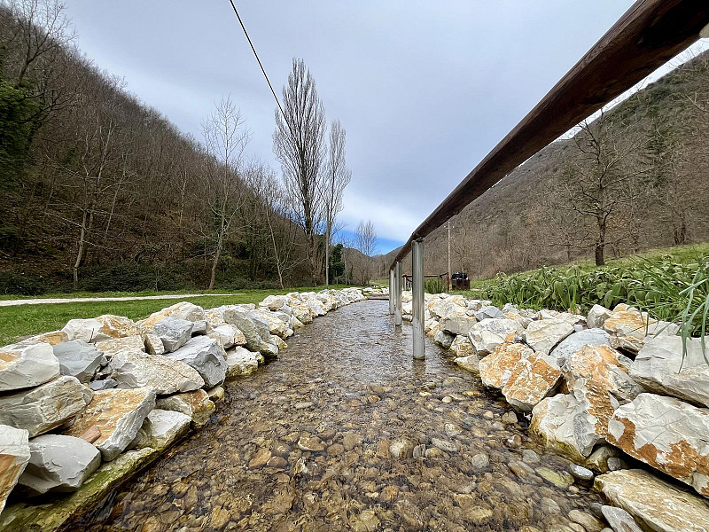 RIQUALIFICAZIONE DI PIAZZA E AREE ADIACENTI – VALORIZZAZIONE DI PERCORSI DI CONNESSIONE PER LA RICUCITURA E COMPENETRAZIONE DI TESSUTI URBANI – COLLEGAMENTO TRA AREA URBANA E PERCORSO DELLE ACQUE 